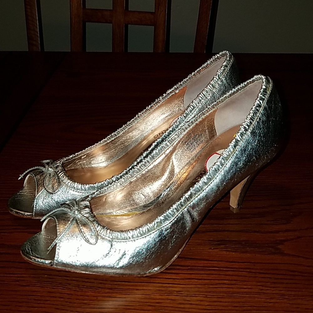 NWOB, Arturo Chiang Silver Peep Toe Heel